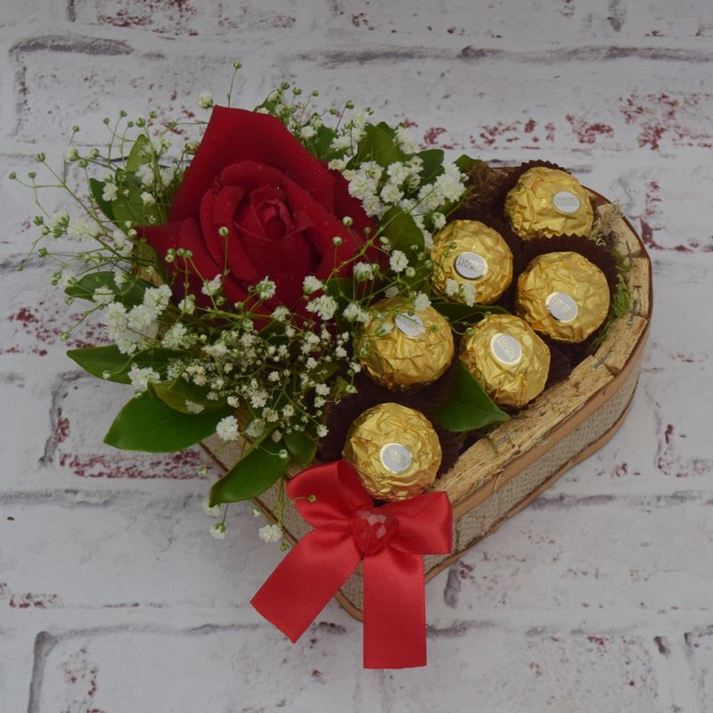 arranjo-paixao-com-rosas-e-bombons-1