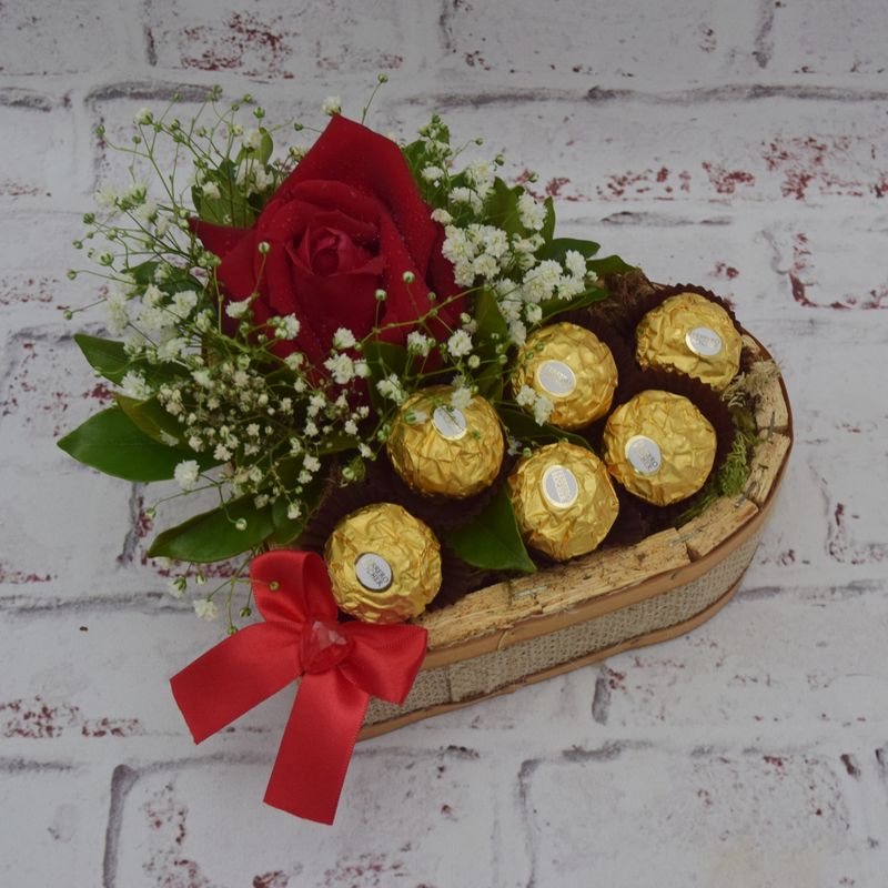 arranjo-paixao-com-rosas-e-bombons-3