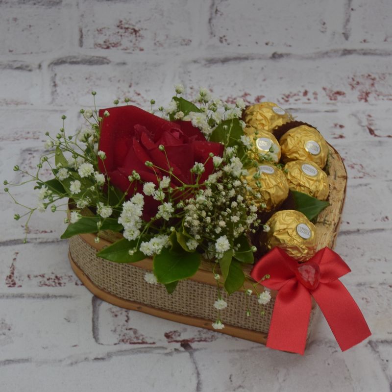 arranjo-paixao-com-rosas-e-bombons-6