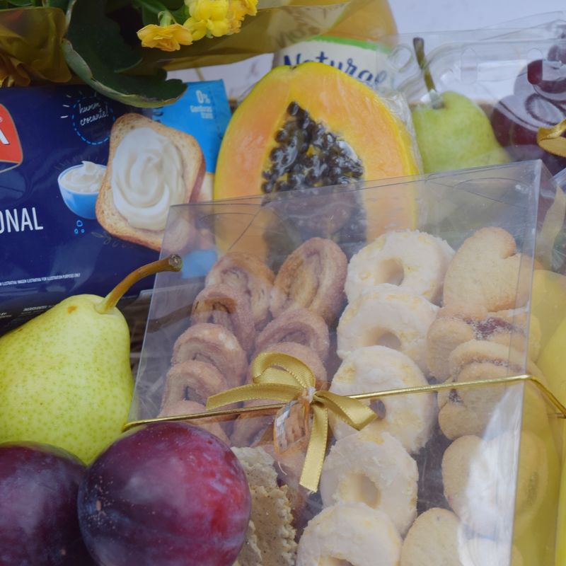cesta-de-frutas-suco-e-amanteigados-para-uma-mulher-especial-5