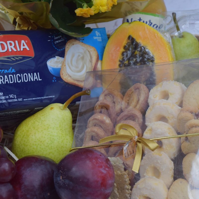 cesta-de-frutas-suco-e-amanteigados-para-uma-mulher-especial-5