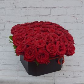 Arranjo com 50 Rosas Colombianas para Conquistar Uma Mulher