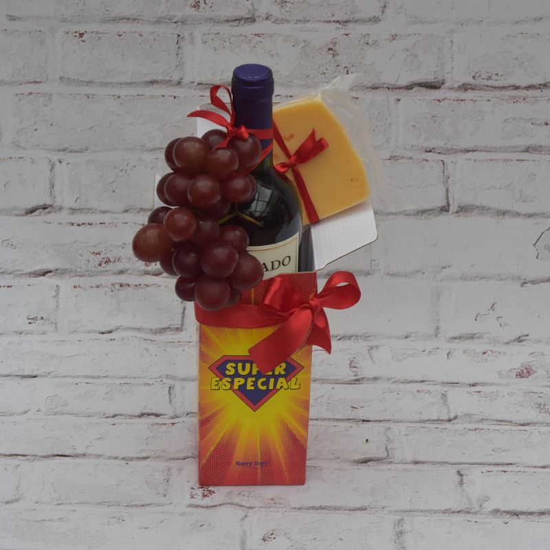 kit-super-especial-com-vinho-queijo-e-uva-1