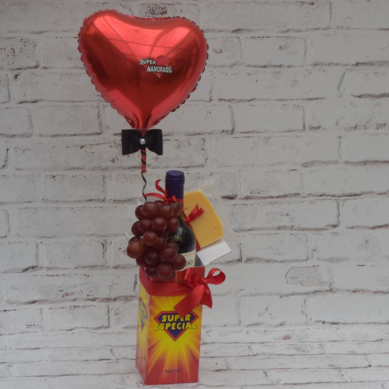 kit-super-especial-com-vinho-queijo-e-uva-com-balao-1