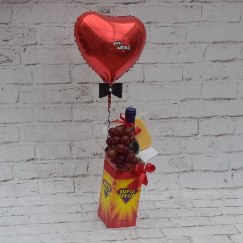 kit-super-especial-com-vinho-queijo-e-uva-com-balao-3