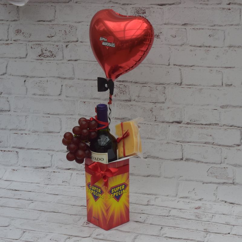 kit-super-especial-com-vinho-queijo-e-uva-com-balao-4