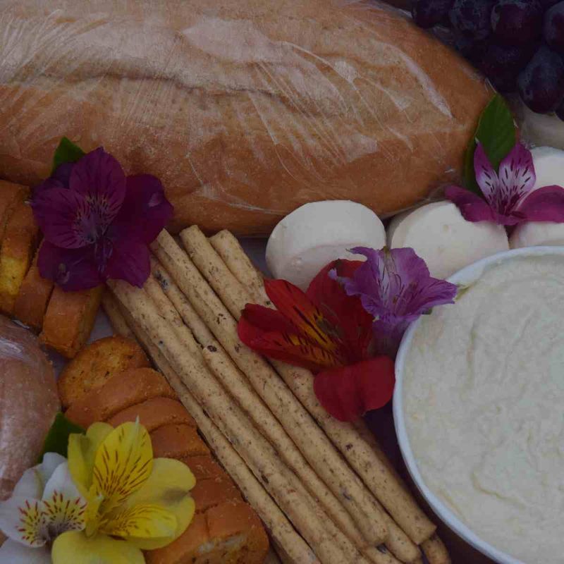 graze-box-com- paes-torrada-e- fondue-de-queijo-2