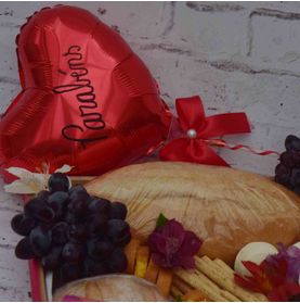 Graze Box com Pães, Toradas e Fondue de Queijo com Balão
