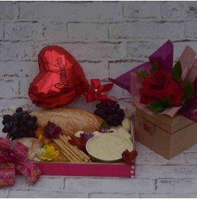 Graze Box com Pães, Torradas e Fondue de Queijo C/rosa e Balão Coração Parabéns