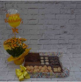 Kit Feliz Aniversário Pra Você com Bolo Brigadeiro e Outras Delícias Flores e Balão