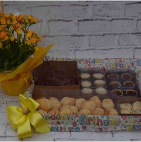 Kit Feliz Aniversário Pra Você com Bolo Brigadeiro e Outras Delícias Flores e Balão